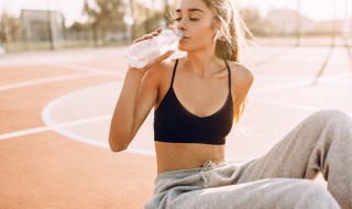 阔腿裤上衣怎么搭配 阔腿裤如何搭配上衣