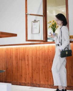 白色裤子配什么颜色上衣好看 白色裤子的搭配