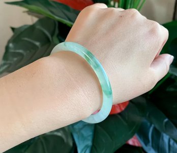 玉手镯多少钱的是正品 翡翠镯子一般多少钱才是合理的