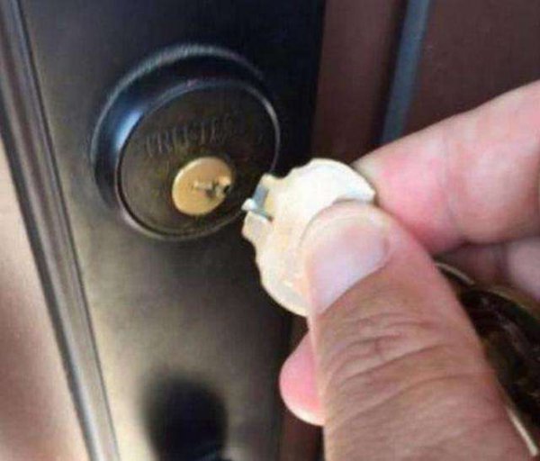 钥匙断在锁孔怎么取出