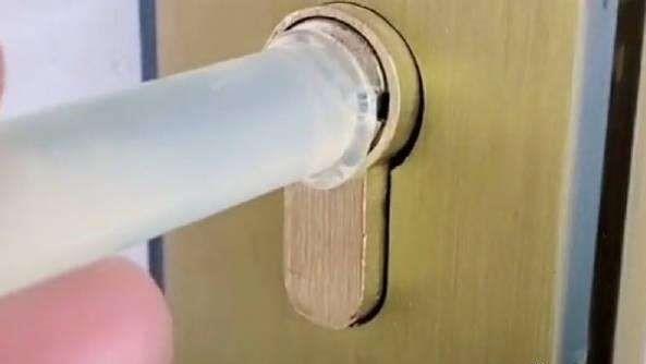 钥匙断在锁孔怎么取出