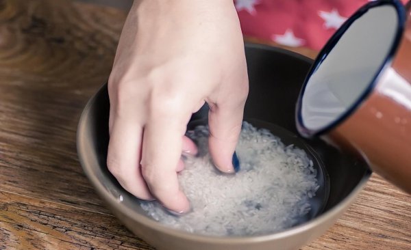 淘米水洗头发能变黑吗