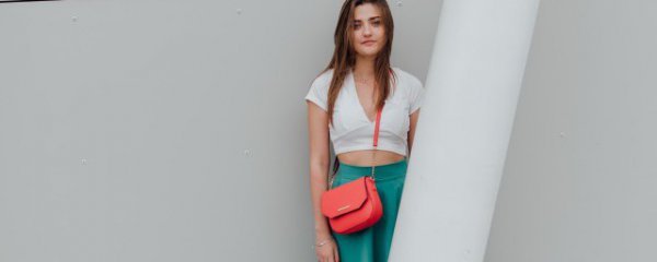 女士怎样挑选包包的颜色