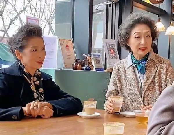 女士白发不显老发型