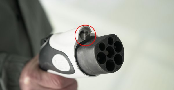 充电枪锁死拔不下来是什么原因