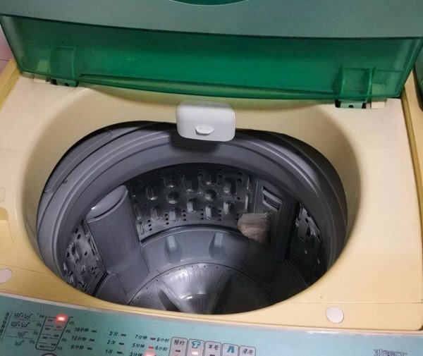 洗衣机洗桶光响不转咋回事