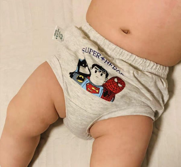 女宝宝穿平角裤还是三角裤好