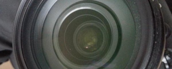 如何清理镜头里的灰尘