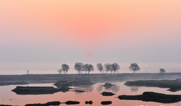 湖光秋月两相和潭面无风镜未磨