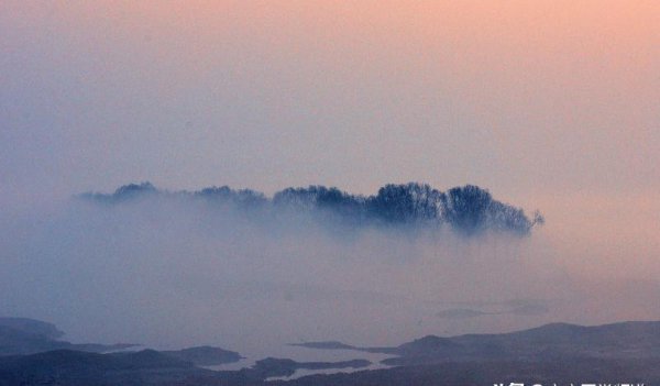 湖光秋月两相和潭面无风镜未磨