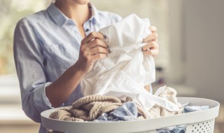 白衣服弄上奶茶一块如何简单处理 白衣服弄上奶茶一块怎么简单处理