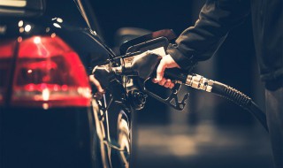 汽车冬天多久加油合适呢 汽车冬天一般多久加油合适呢