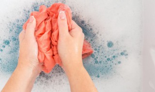 衣服上弄上桃汁应该怎么洗 衣服上弄上桃汁应该如何清洗干净