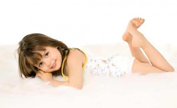 小女孩穿内裤三角好还是平角好