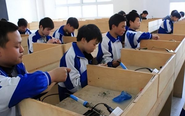 成绩一般读普高和职高哪个好些