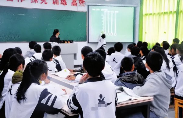 成绩一般读普高和职高哪个好些