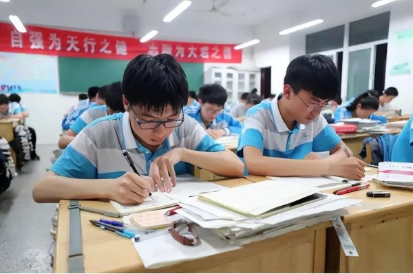 成绩一般读普高和职高哪个好些