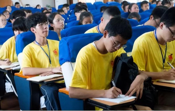 成绩一般读普高和职高哪个好些