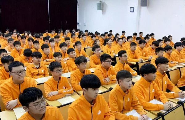 成绩一般读普高和职高哪个好些