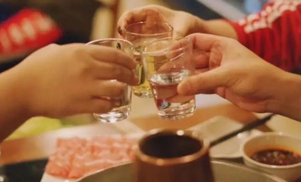 一个男人爱喝酒说明了什么