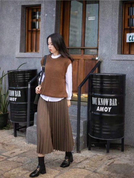 咖啡色裙子配什么颜色上衣好看图片