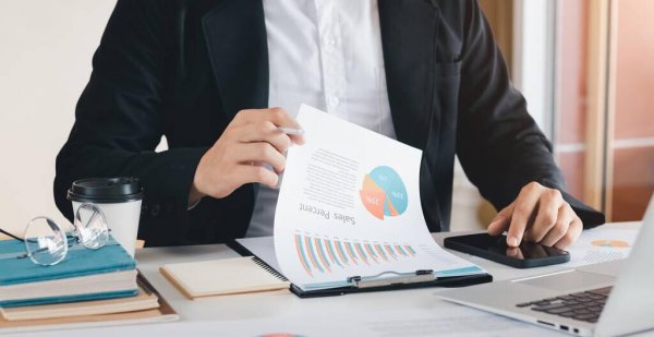 底薪是扣完五险一金吗