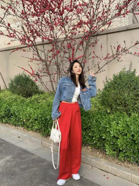 红色裤子配什么颜色最搭