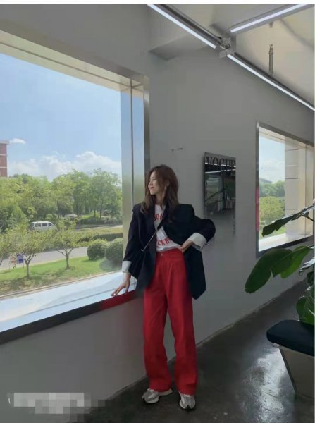 红色裤子配什么颜色最搭