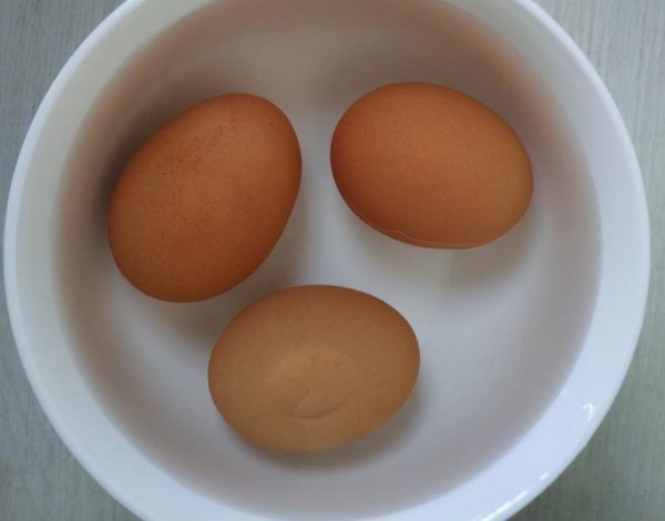 煮鸡蛋为什么会裂开