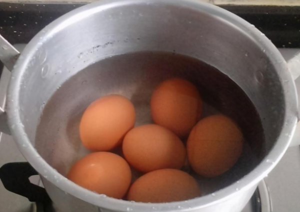 煮鸡蛋为什么会裂开