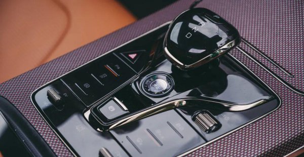 等红灯时挂n档还是p档