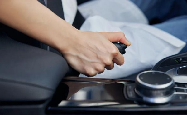 等红灯时挂n档还是p档