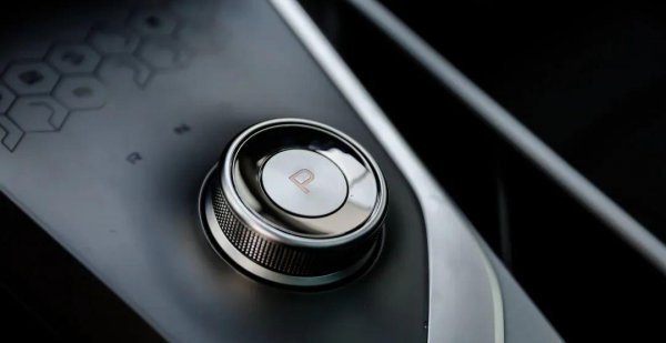 等红灯时挂n档还是p档