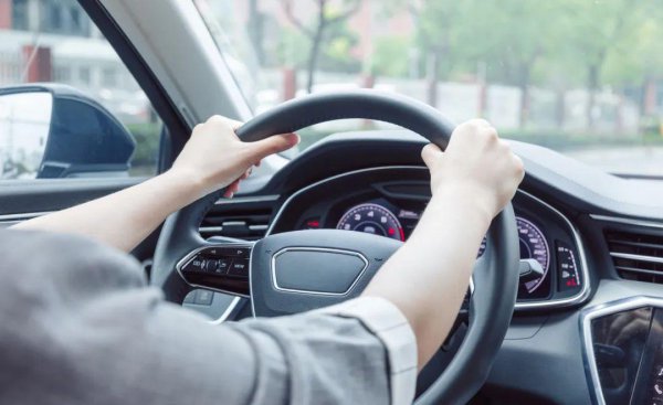 等红灯时挂n档还是p档