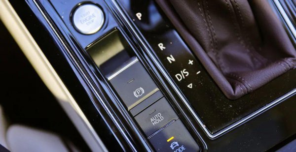 等红灯时挂n档还是p档