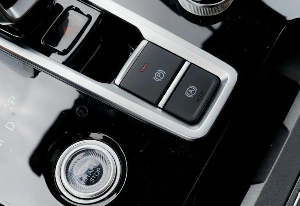 等红灯时挂n档还是p档