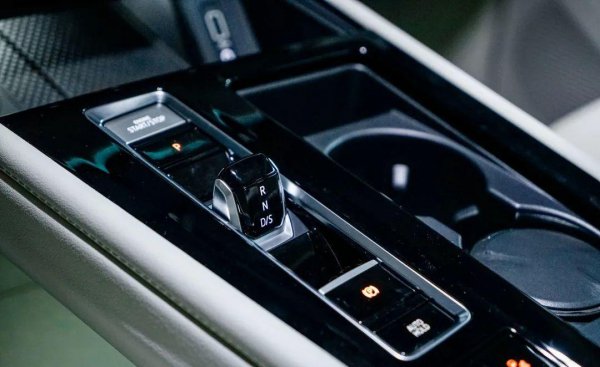 等红灯时挂n档还是p档