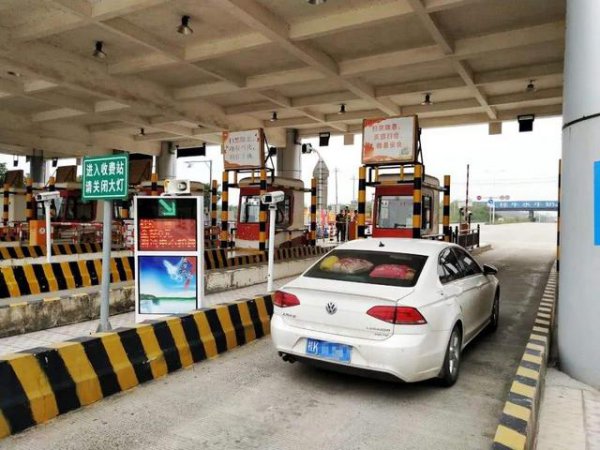 跑高速上困了可以在服务区睡觉吗