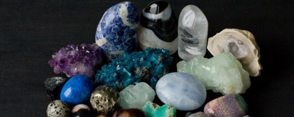 八字缺水戴什么石头好