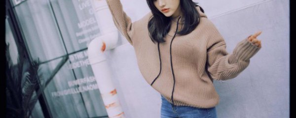 灰色毛衣怎么搭