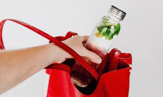 情侣杯子上面刻什么字好 情侣杯子上面刻哪些字好