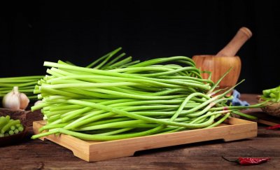 蒜苗是大蒜长出来的吗 红头和绿头蒜薹区别很大吗