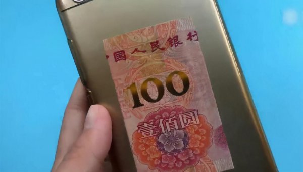 手机壳里千万别放钱了什么意思