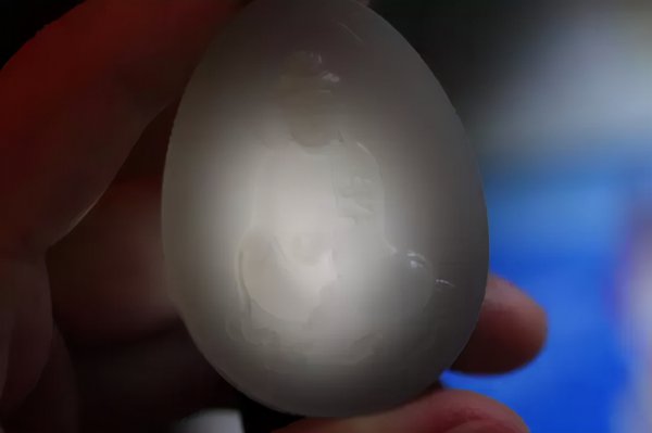 青花籽料和墨玉籽料的区别