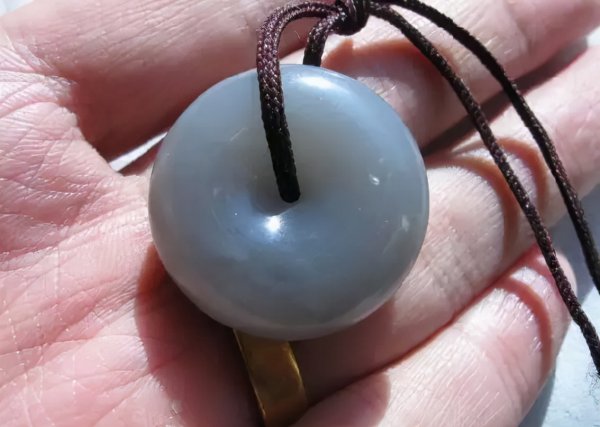 青花籽料和墨玉籽料的区别