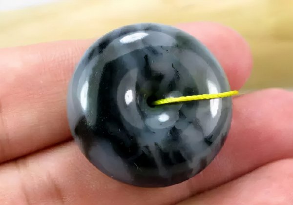 青花籽料和墨玉籽料的区别