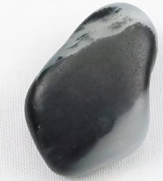 青花籽料和墨玉籽料的区别