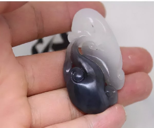 青花籽料和墨玉籽料的区别