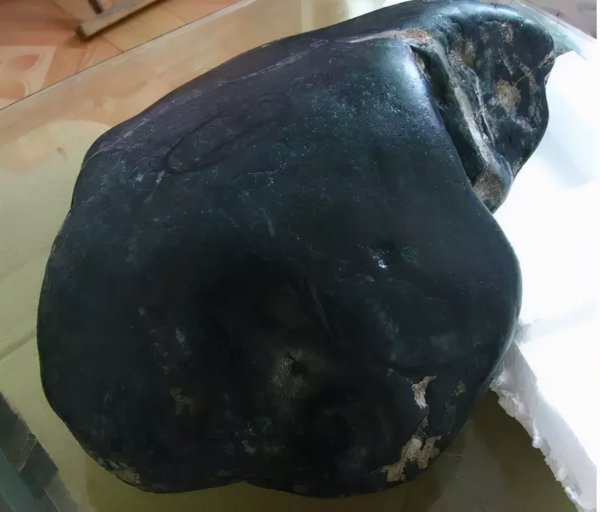 青花籽料和墨玉籽料的区别