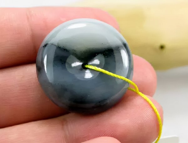 青花籽料和墨玉籽料的区别